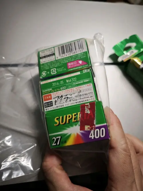 又在煤炉蹲好价的胶卷。买了几卷富士过期负片，两卷花卉卷效果应该没问题。凑单买了富士1600一次性相机，里面感光度1600的卷准备拆下来装到自己相机里夜拍，2017年的，衰减应该还算好了。价格合适果断购买，将胶卷拆出冰冻，等需要的时候再装在自己的相机上拍。还有一卷40...
