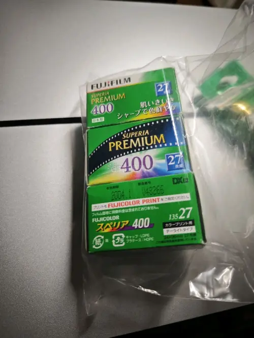 又在煤炉蹲好价的胶卷。买了几卷富士过期负片，两卷花卉卷效果应该没问题。凑单买了富士1600一次性相机，里面感光度1600的卷准备拆下来装到自己相机里夜拍，2017年的，衰减应该还算好了。价格合适果断购买，将胶卷拆出冰冻，等需要的时候再装在自己的相机上拍。还有一卷40...
