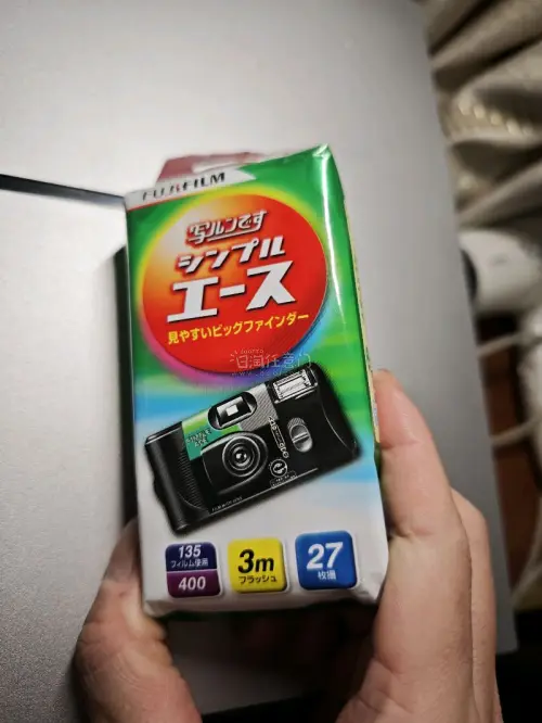 又在煤炉蹲好价的胶卷。买了几卷富士过期负片，两卷花卉卷效果应该没问题。凑单买了富士1600一次性相机，里面感光度1600的卷准备拆下来装到自己相机里夜拍，2017年的，衰减应该还算好了。价格合适果断购买，将胶卷拆出冰冻，等需要的时候再装在自己的相机上拍。还有一卷40...