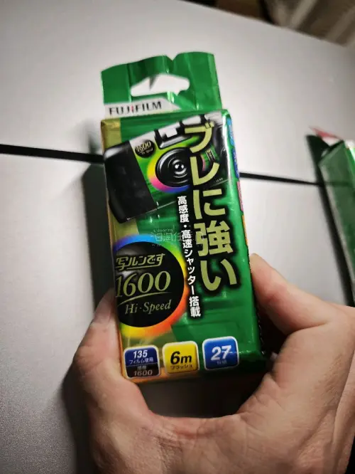 又在煤炉蹲好价的胶卷。买了几卷富士过期负片，两卷花卉卷效果应该没问题。凑单买了富士1600一次性相机，里面感光度1600的卷准备拆下来装到自己相机里夜拍，2017年的，衰减应该还算好了。价格合适果断购买，将胶卷拆出冰冻，等需要的时候再装在自己的相机上拍。还有一卷40...