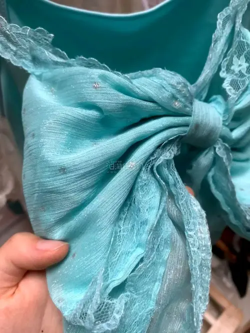 凑了好几件到4月底才合单，没想到这么快就发货了!包装很好里面还塞了泡沫纸，竹蜻蜓又便宜又迅速，爽爽爽!小吊带特别美萌，虽然是薄荷蓝但没有我想象中的显黑，蝴蝶结还有亮片闪闪的!