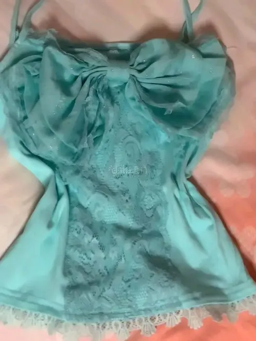 凑了好几件到4月底才合单，没想到这么快就发货了!包装很好里面还塞了泡沫纸，竹蜻蜓又便宜又迅速，爽爽爽!小吊带特别美萌，虽然是薄荷蓝但没有我想象中的显黑，蝴蝶结还有亮片闪闪的!