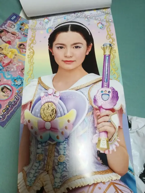 这个周边贴纸是当时动画播出电视台做宣传送的，竟然能淘到！在这之前我甚至不知道出过这个周边。尺寸比我想象中的要小，不过还是很感谢卖家！
用过无数海淘App，唯独挖煤姬最让人省心！界面清爽无广告，中日双语实时切换，浏览无压力。代拍效率高，稀有款也能抢到，包装用心，易碎品...网上几乎找不到出这个海报的了，没想到有个卖家有全图鉴，而且均价也很实惠，火速拿下！
用过无数海淘App，唯独挖煤姬最让人省心！界面清爽无广告，中日双语实时切换，浏览无压力。代拍效率高，稀有款也能抢到，包装用心，易碎品到手完好无损。物流稳定