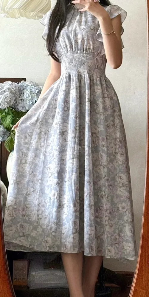 在挖煤姬购入了一条tocco closet蓝色连衣裙。

裙子成色很好，几乎看不出使用痕迹，颜色比卖家图还温柔，是那种很显白的雾霾蓝。上身试穿版型很正，收腰恰到好处，裙摆的垂坠感也很棒。

挖煤姬的拍照和描述一如既往地细致，到手完全符合预期。物流很快，包装也很用心，...