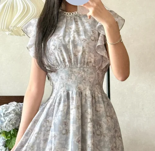 在挖煤姬购入了一条tocco closet蓝色连衣裙。

裙子成色很好，几乎看不出使用痕迹，颜色比卖家图还温柔，是那种很显白的雾霾蓝。上身试穿版型很正，收腰恰到好处，裙摆的垂坠感也很棒。

挖煤姬的拍照和描述一如既往地细致，到手完全符合预期。物流很快，包装也很用心，...