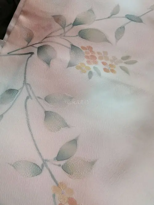 这次在挖煤姬雅虎日拍淘到一件织花和服正绢，衣服超级美丽。这次走的是航空件，比海运快很多，从发货到拿到手用了一周，超级迅速，衣服也很漂亮，很感谢打包老师！