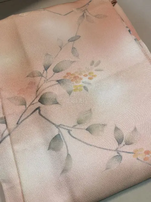 这次在挖煤姬雅虎日拍淘到一件织花和服正绢，衣服超级美丽。这次走的是航空件，比海运快很多，从发货到拿到手用了一周，超级迅速，衣服也很漂亮，很感谢打包老师！