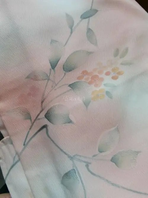 这次在挖煤姬雅虎日拍淘到一件织花和服正绢，衣服超级美丽。这次走的是航空件，比海运快很多，从发货到拿到手用了一周，超级迅速，衣服也很漂亮，很感谢打包老师！