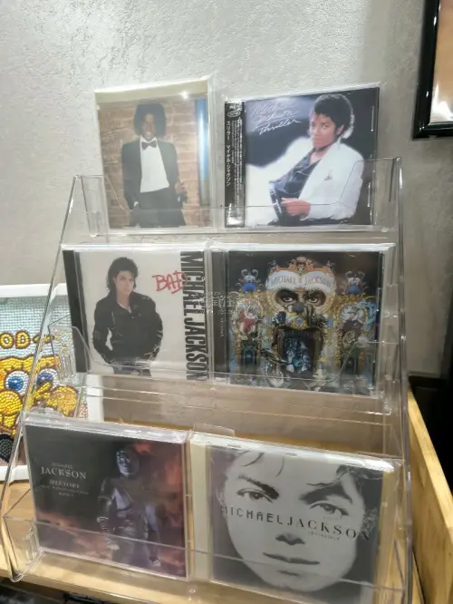 终于收到了心心念念的迈克尔杰克逊全套日版经典专辑！从《Off The Wall》到《Invincible》，每张的侧标、歌词本都保存得超完好，音质和印刷质感绝了。任意门的打包太用心了，层层防震，收到时CD盒一点压痕都没有，完美满足了我这个老歌迷的收藏执念，太满意了！...