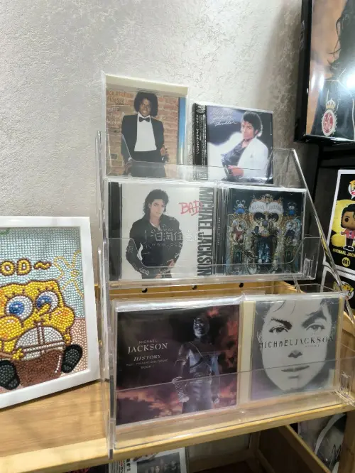 终于收到了心心念念的迈克尔杰克逊全套日版经典专辑！从《Off The Wall》到《Invincible》，每张的侧标、歌词本都保存得超完好，音质和印刷质感绝了。任意门的打包太用心了，层层防震，收到时CD盒一点压痕都没有，完美满足了我这个老歌迷的收藏执念，太满意了！...