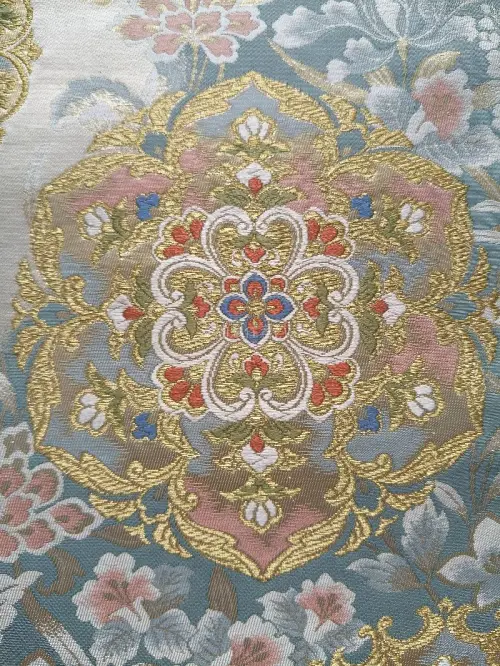 米色蓝色底，浅金色唐草宝相花的一条西阵织和服腰带，整体配色很素雅，品相挺新，很喜欢这种草花和宝相的经典搭配，愉快的购物体验