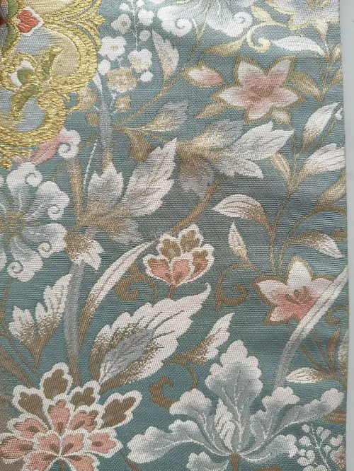 米色蓝色底，浅金色唐草宝相花的一条西阵织和服腰带，整体配色很素雅，品相挺新，很喜欢这种草花和宝相的经典搭配，愉快的购物体验