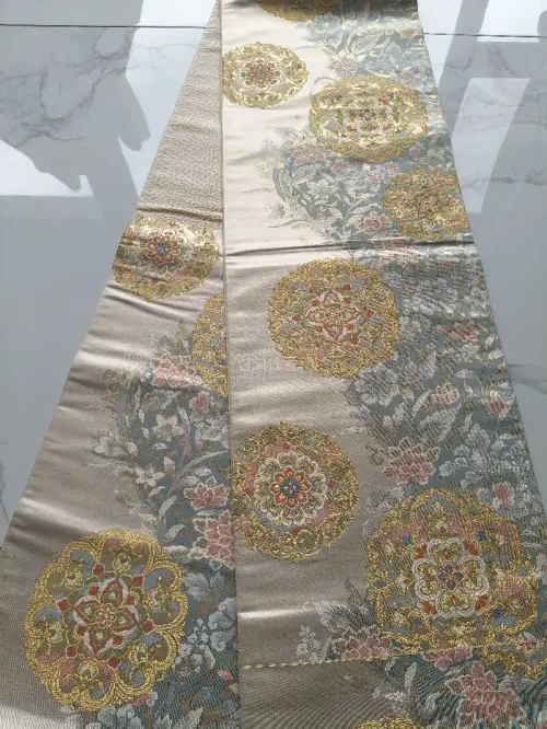 米色蓝色底，浅金色唐草宝相花的一条西阵织和服腰带，整体配色很素雅，品相挺新，很喜欢这种草花和宝相的经典搭配，愉快的购物体验