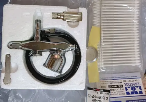 在挖煤姬煤炉上淘到这支喷笔，整体体验超出预期！卖家描述很实在，实物成色和图片一致，关键部件喷嘴、顶针都没弯，气路通畅，上壶密封圈也没有老化开裂。价格比国内二手平台便宜不少，煤炉捡漏成功。挖煤姬的打包很到位，喷笔这种精密工具外面裹了缓冲材，还用了硬纸盒固定，物流大概两...