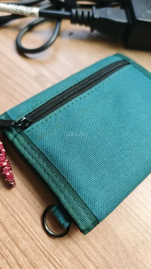海淘的Burton布面钱包超惊喜！面料耐磨抗造，质感扎实，缝线工整无瑕疵。简约利落版型，超薄不鼓包，口袋收纳无压力。卡袋多、钞位足，日常通勤够用。户外品牌做工靠谱，低调有质感，海淘价格友好，性价比拉满，很满意！