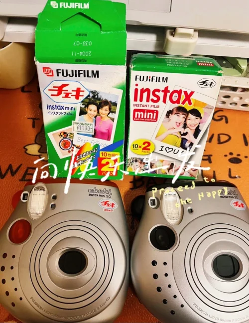 终于在挖煤姬挖到了心心念念的富士instax mini20！两台机子成色都和描述完全一致，机身的橙黑撞色设计复古又可爱，竖拍双快门按钮用起来超顺手。
重点夸夸挖煤姬的服务：打包的时候塞了超多缓冲材料，合箱加固也很到位，从日本漂洋过海一点磕碰都没有。出片效果太惊喜了，...