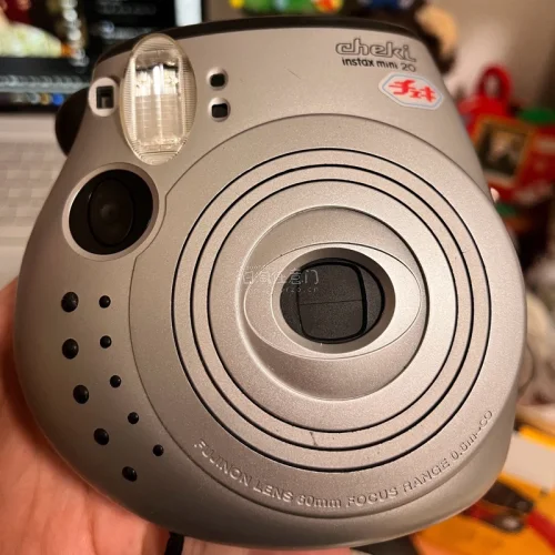 终于在挖煤姬挖到了心心念念的富士instax mini20！两台机子成色都和描述完全一致，机身的橙黑撞色设计复古又可爱，竖拍双快门按钮用起来超顺手。
重点夸夸挖煤姬的服务：打包的时候塞了超多缓冲材料，合箱加固也很到位，从日本漂洋过海一点磕碰都没有。出片效果太惊喜了，...
