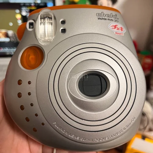 终于在挖煤姬挖到了心心念念的富士instax mini20！两台机子成色都和描述完全一致，机身的橙黑撞色设计复古又可爱，竖拍双快门按钮用起来超顺手。
重点夸夸挖煤姬的服务：打包的时候塞了超多缓冲材料，合箱加固也很到位，从日本漂洋过海一点磕碰都没有。出片效果太惊喜了，...
