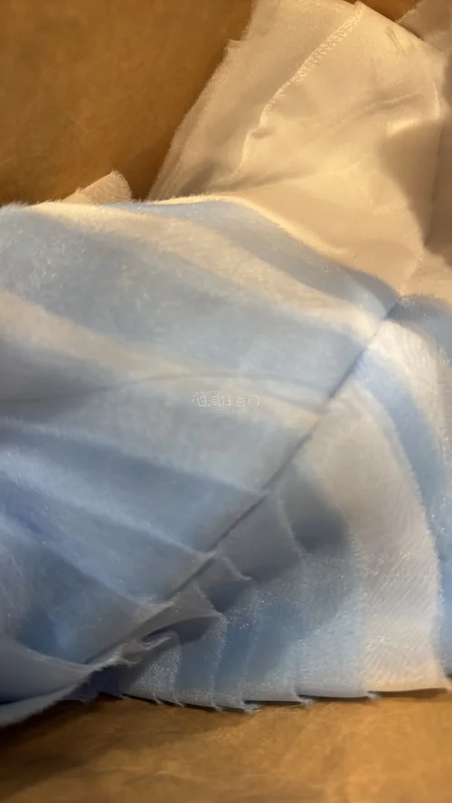 喜欢颜色喜欢 好看 ?等了很久 因为写错了手机号码 导致不可以直接邮寄到家 需要本人去亲自取 花费了很长时间 终于拿到了 不错