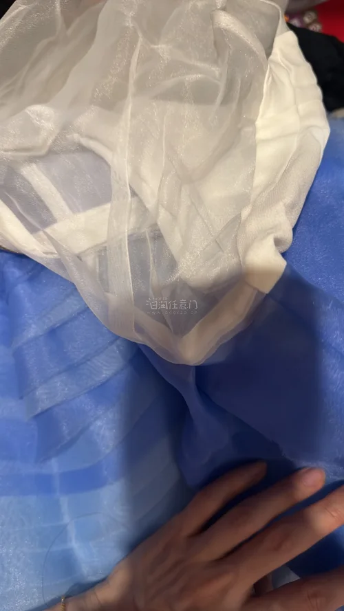 喜欢颜色喜欢 好看 ?等了很久 因为写错了手机号码 导致不可以直接邮寄到家 需要本人去亲自取 花费了很长时间 终于拿到了 不错