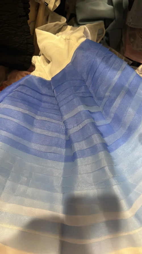 喜欢颜色喜欢 好看 ?等了很久 因为写错了手机号码 导致不可以直接邮寄到家 需要本人去亲自取 花费了很长时间 终于拿到了 不错