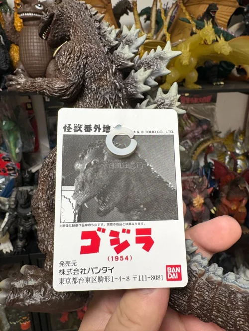 这只万代1954初代哥斯拉软胶，造型还原复古质感，棕色调细腻，背鳍细节到位，带原装吊牌，收藏感拉满。
