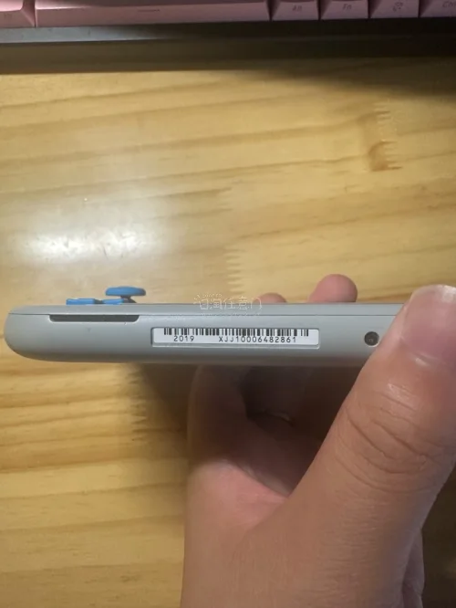 总共650元加税入手带瑕疵的Switch Lite还附赠128GB内存卡，整体性价比相当亮眼。预算有限的情况下，这个价格拿下可正常使用的主机，搭配大容量SD卡直接省去额外扩容成本，实用性拉满。瑕疵机虽有小缺陷，但不影响核心游玩体验，海淘这个价位入手，属于花小钱满足娱...
