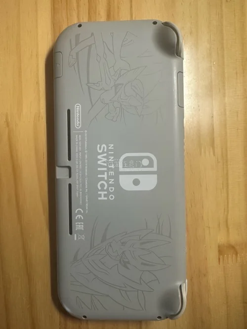 总共650元加税入手带瑕疵的Switch Lite还附赠128GB内存卡，整体性价比相当亮眼。预算有限的情况下，这个价格拿下可正常使用的主机，搭配大容量SD卡直接省去额外扩容成本，实用性拉满。瑕疵机虽有小缺陷，但不影响核心游玩体验，海淘这个价位入手，属于花小钱满足娱...