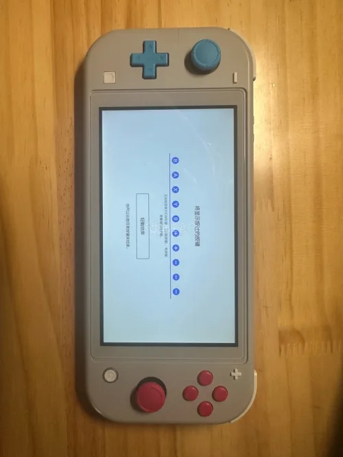 总共650元加税入手带瑕疵的Switch Lite还附赠128GB内存卡，整体性价比相当亮眼。预算有限的情况下，这个价格拿下可正常使用的主机，搭配大容量SD卡直接省去额外扩容成本，实用性拉满。瑕疵机虽有小缺陷，但不影响核心游玩体验，海淘这个价位入手，属于花小钱满足娱...