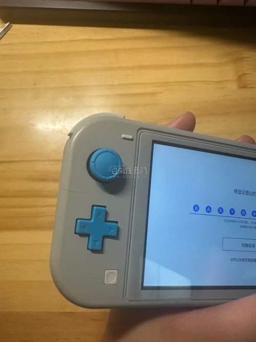 总共650元加税入手带瑕疵的Switch Lite还附赠128GB内存卡，整体性价比相当亮眼。预算有限的情况下，这个价格拿下可正常使用的主机，搭配大容量SD卡直接省去额外扩容成本，实用性拉满。瑕疵机虽有小缺陷，但不影响核心游玩体验，海淘这个价位入手，属于花小钱满足娱...