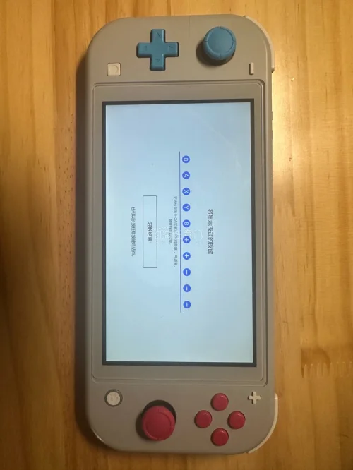 总共650元加税入手带瑕疵的Switch Lite还附赠128GB内存卡，整体性价比相当亮眼。预算有限的情况下，这个价格拿下可正常使用的主机，搭配大容量SD卡直接省去额外扩容成本，实用性拉满。瑕疵机虽有小缺陷，但不影响核心游玩体验，海淘这个价位入手，属于花小钱满足娱...