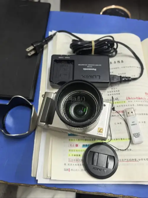 开箱来啦！买了两台松下，一台是FZ1一台是FZ30，这个平台都是好价来的。收到的时候分量很重。佳能G3和奥林巴斯SP系列的拍照也非常好看哇，附两张美照