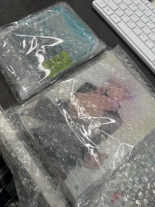 稳稳地很安心，越来越得心应手了，竹蜻蜓专线时效我觉得还是能接受的，没有错寄漏寄，打包的也挺稳固，没有出现破损。
依旧是我喜欢的五条悟老师！