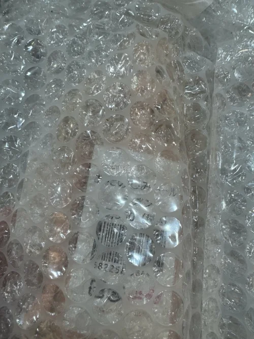 刚收到就来反馈啦，这是一只一见钟情的珍妮紫苑娃娃，头发是饱和度很低的金色夹杂着一点点粉色，蓝灰色的眼睛，豆沙色的唇，不知道为什么给人一种人鱼的感觉，整体妆容很柔和复古，我非常喜欢，本次使用的是竹蜻蜓物流，放了很多保护膜，娃娃很完好
