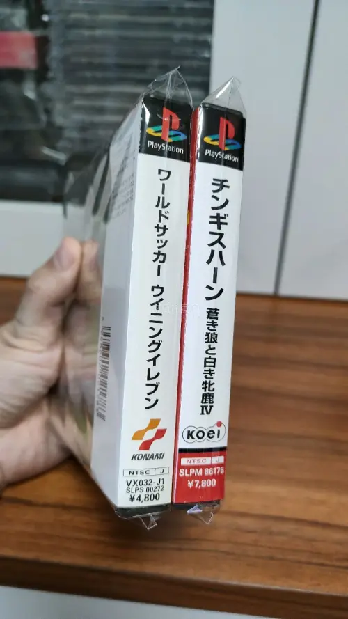 这单就一个游戏，加一个侧边，应该是我海淘以来买的最少的一次，打破纪录了都！不是别的就是为了省点费用，以后大几率都只能这么买了。这单终于收到了期待已久的实况足球初代的全品版。无比开心?，另外也补全了ps 1苍狼与白鹿4代的侧边。这个游戏也是极为稀有。竹蜻蜓好用，下次还...