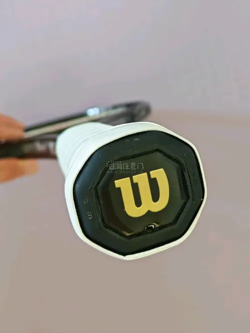 一直想收一把物美价廉的老网球拍，wilson的blade系列就是很经典的一个产品线。很高兴在日淘任意门里面链接搜到了mercari上面的中古球拍。收到之后很惊喜，成色很好。拿着新收的拍子，又要涨球了！