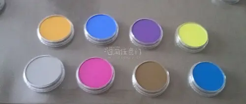 一直想找某款绝版的pan粉，国内断货很久，抱着试试看的心态在挖煤姬上搜煤炉，居然真有！卖家是个人玩家，出的是一套二手但使用次数很少的pan粉，价格只要原价的一半。挖煤姬的流程很清晰，下单后等卖家发货到仓库，入库通知很快。打包特别细心，粉彩这种易碎品用了气泡膜加硬盒加...