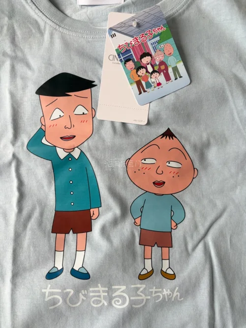 很喜欢小丸子，最近小丸子展会也买了很多可爱的东西！这件短袖是之前就看上的，没想到挖煤机可以买到全新的！很喜欢！太可爱了！材质也很好！