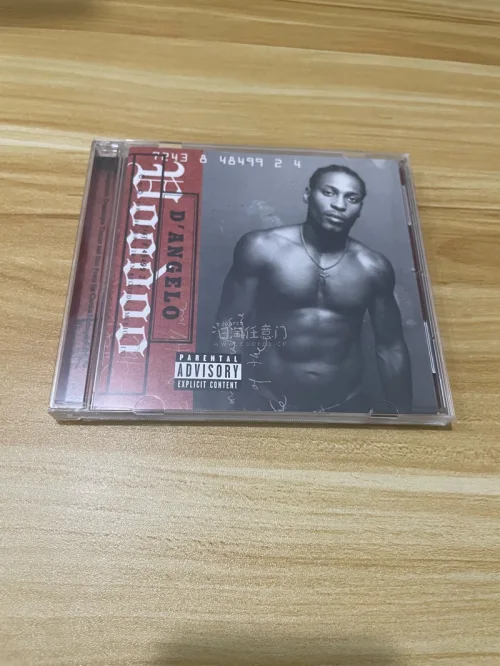 终于到货了！这次基本上买的都是国外的专辑，照片是neosoul大神D'angele和电子乐大神apex twin的专辑。物流还是走的竹蜻蜓，又快又便宜，还不用交税嘿嘿