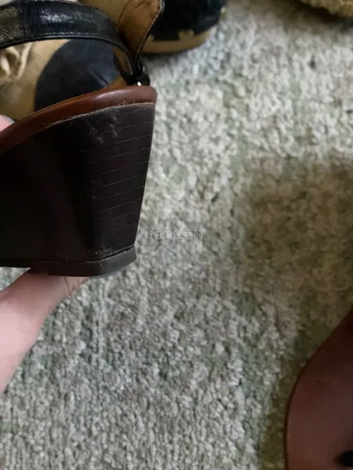 这一次的购物体验很好，淘到了一双非常好看的鞋，希望下次还能淘到，虽然老化了，很多地方都要修，快递就不说了，速度是ok的，好在鞋子款式非常好看，以后多淘一些这个牌子。