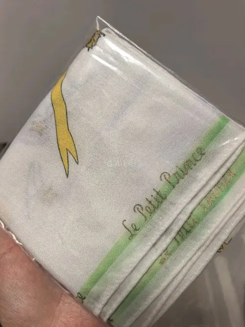 再一次用了竹蜻蜓，才发现以前浪费了好多钱交运费！真不错，不急的东西大家可以试试。说到物品，手帕看图片是带包装的，收到是没有盒子的。