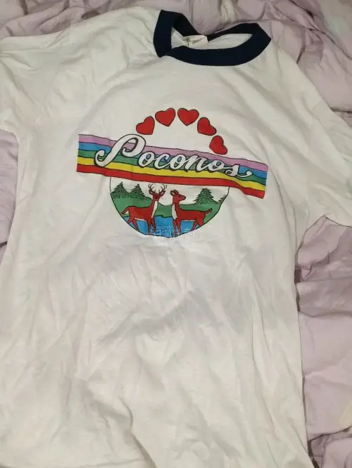 淘到一件vintage古着T恤，虽然放置的时间比较久但是没有太大的瑕疵，印花也很清晰，特别的美式复古。料子软软的穿着很舒服。很喜欢所以好评喵～以后收其他好物还会继续用挖煤姬的～ꉂ `ᗜ´ ੭