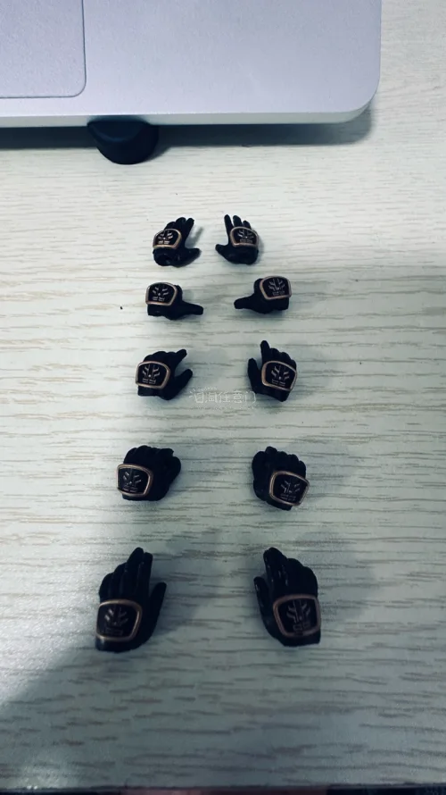 日淘入手的究极空我手办太惊喜了！本体细节拉满，黑色装甲的质感和金色描边都很正，红复眼也通透，关节活动流畅，把玩起来超爽。包装严实无破损，成色和新的一样，完全超出预期，强烈推荐！

