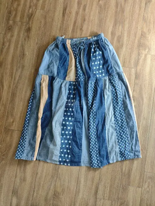 这次在挖煤姬买了好几件衣服，其中最喜欢的是这个拼布裙，这个和森系的不一样，它比较少年感，颜色很阳光，主要是牛仔色，还有黄色格纹的撞色，用的布料也挺多的，有一定的工艺在的，穿上也很舒服，物流也很快，好评好评！！！
