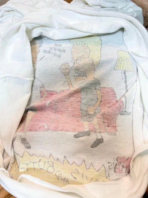 一件90s的beavis and butthead，做工一言难尽，但领标和布料又是有年代感的，自己也说不上是legit还是bootleg。不过bootleg这个价格也不算亏？