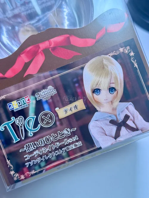 谁懂啊家人们！终于把梦中情娃AZONE 蒂奥Tieo「休憩时光」限定小男孩接回家啦?

这只限定款浅金短发软乎乎的，清透的蓝绿色眼眸灵动又温柔，奶fufu的套装质感满满，摆在柜子里看着就觉得治愈满满~

这次在挖煤姬从mercari切煤的体验真的满分满分?
日本卖家...