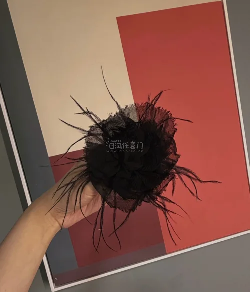 超级特别的中古胸针 很大一只 很适合凹造型 价格蛮好的 对于80年代的复古品保存的非常好 很时髦 准备搭配西服或者毛衣