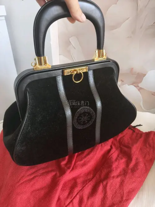 心心念念的Roberta di Camerino诺贝达小号丝绒包终于收到了，成色全新的，优雅的小腰线，细腻的丝绒，真不愧是品牌顶级，海运真的超便宜呀，虽然久点，但价格真香