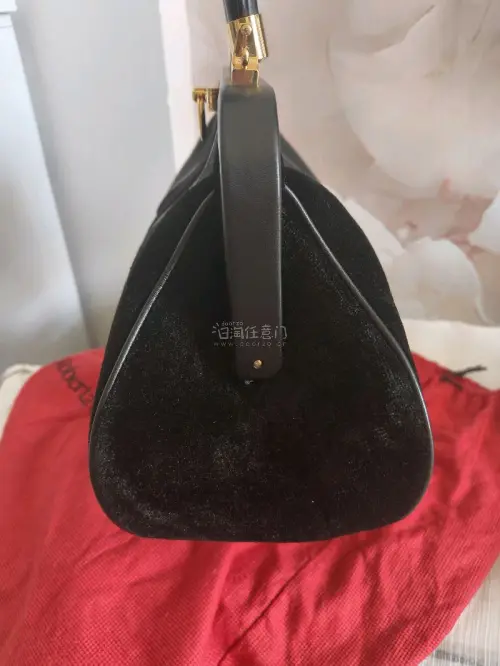 心心念念的Roberta di Camerino诺贝达小号丝绒包终于收到了，成色全新的，优雅的小腰线，细腻的丝绒，真不愧是品牌顶级，海运真的超便宜呀，虽然久点，但价格真香