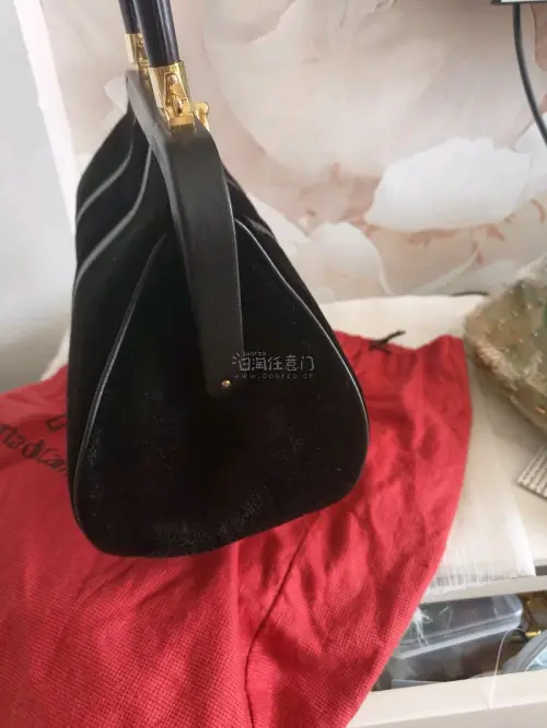心心念念的Roberta di Camerino诺贝达小号丝绒包终于收到了，成色全新的，优雅的小腰线，细腻的丝绒，真不愧是品牌顶级，海运真的超便宜呀，虽然久点，但价格真香